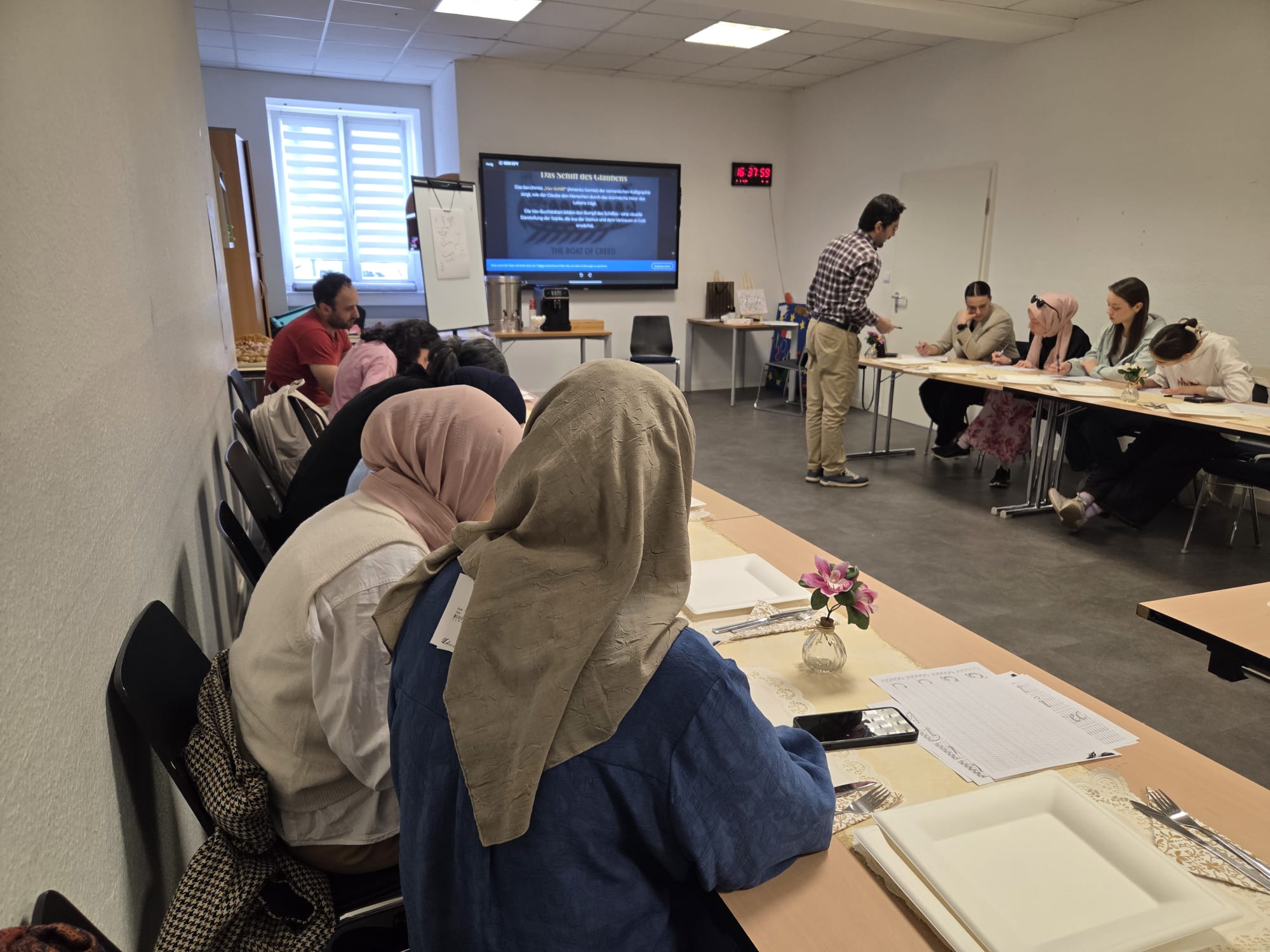 Kalligrafie-Workshop für junge Frauen
